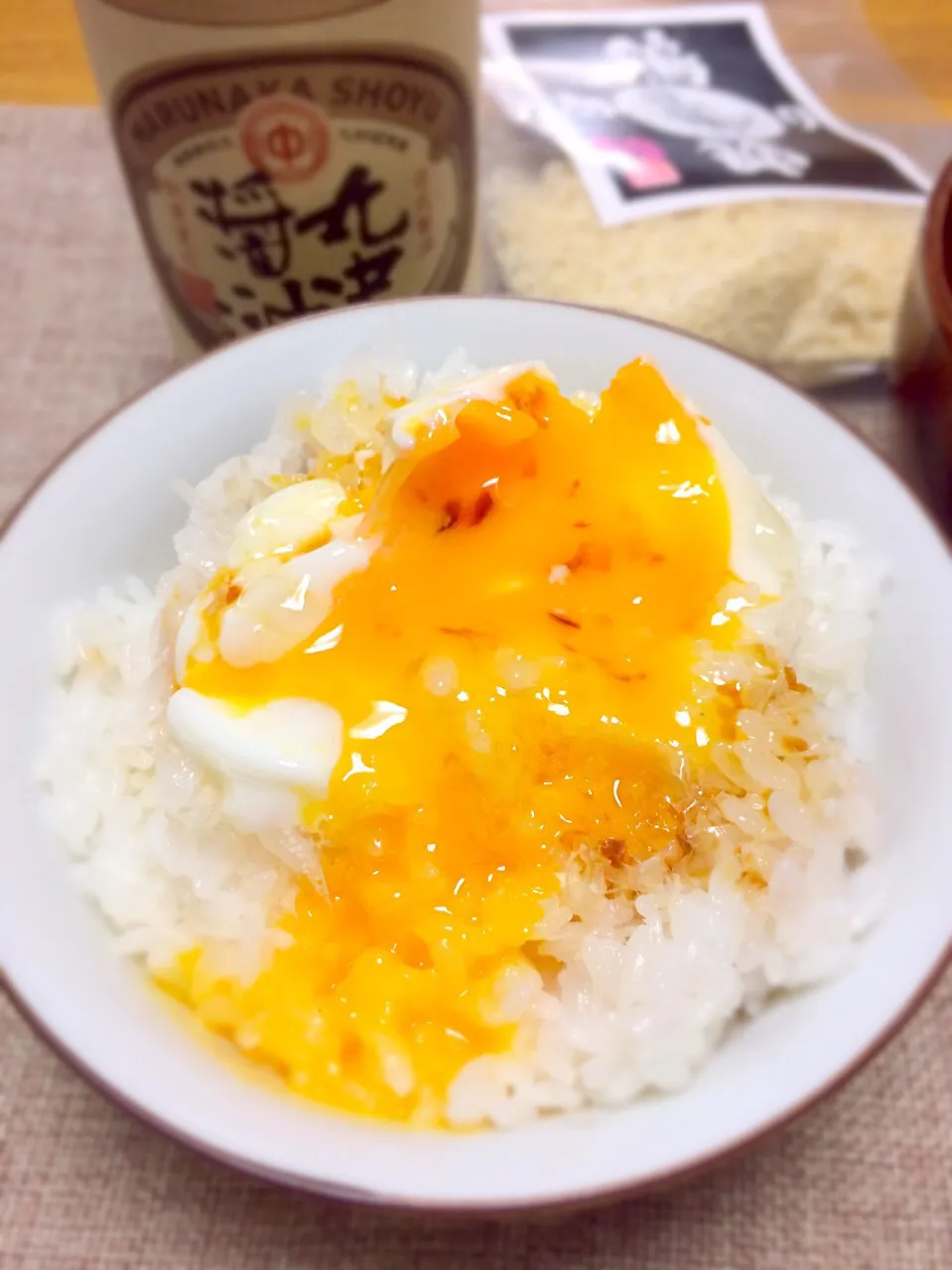 温玉かけごはん＋鶏節(o⁰⊖⁰o)
#簡単料理 #炊きたてご飯|morimi32さん