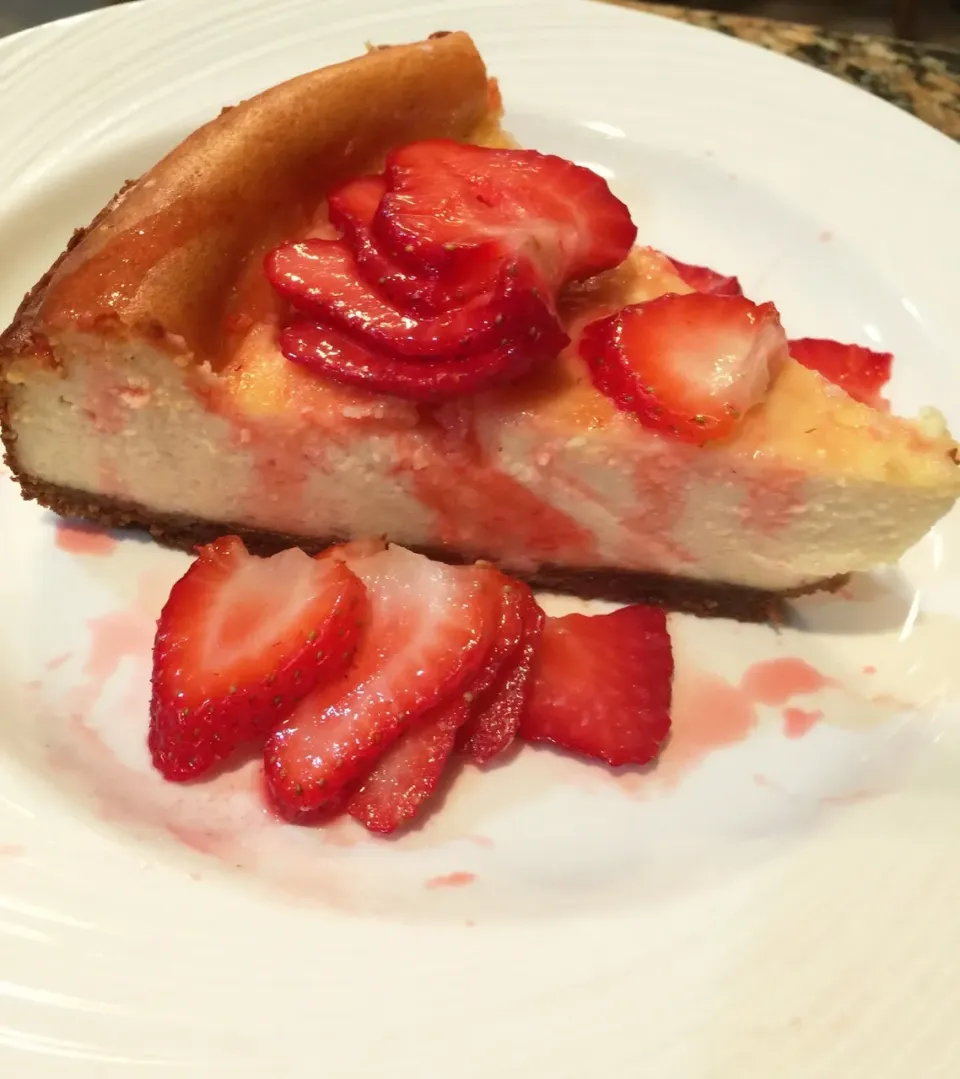 All the dishes are washed and put away, now is my turn to eat this yummy 😋 dessert, Cheesecake. Mmm yum!|Alma's Home Kitchenさん