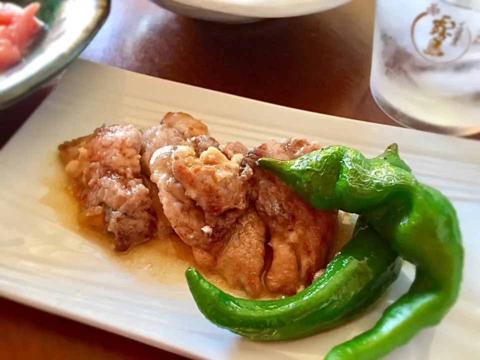 Snapdishの料理写真:20170910🐟じゃんけんで勝ってゲットした鮪の脳天、頬肉、目玉でお昼から🍻。
頬肉は万願寺とうがらしと一緒にグリル。
#鮪#鮪頬肉#鮪脳天|akiyo22さん