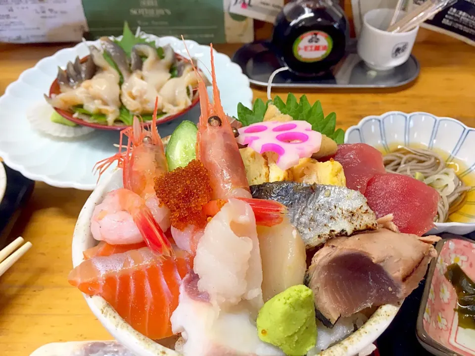 北海道海鮮丼1300円とホッキの刺身600円也✨✨✨🐟|みかさん