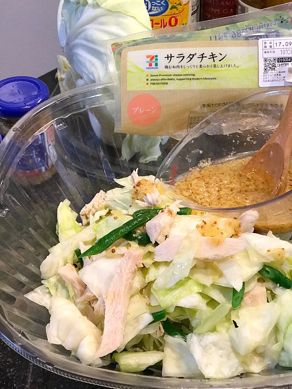 Snapdishの料理写真:ヨッチャンさんの料理 浅○屋パンのお惣菜を真似したよ😊 原材料名表示を見て作ったウマウマドレッシング👍🏻👍🏻|シュトママさん