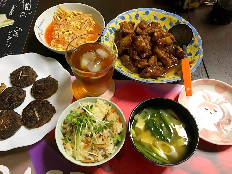 アサリの炊き込みご飯、軟骨付き豚肉の圧力鍋煮、もやしキムチ、椎茸焼き(*^｡^*)|ライムさん