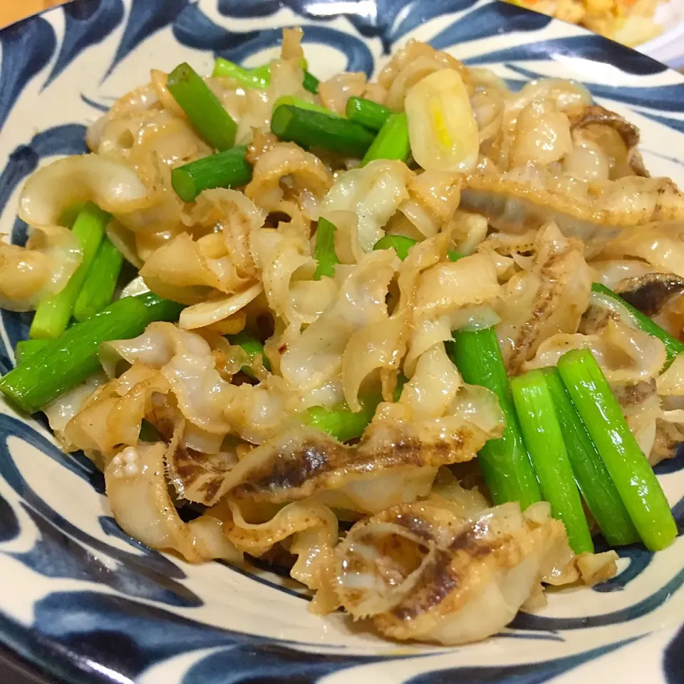 ホタテのヒモとニンニク芽のバター焼き|沖縄「ピロピロ」ライフさん