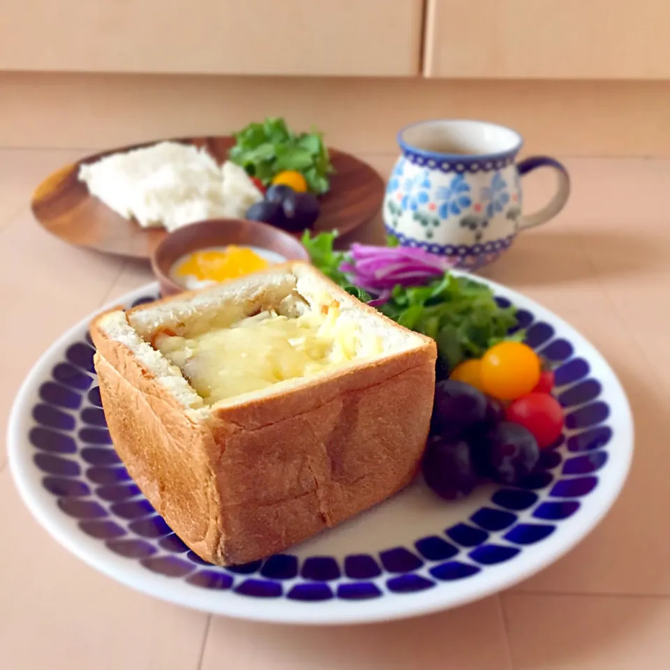 チーズカレーパン🍞#カレー #おうちカフェ #朝ごはんプレート|ゆかりさん