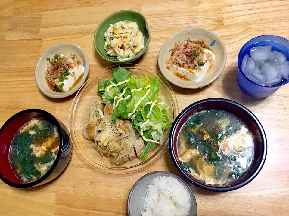 グリルチキン〜オニオンにんにく醤油
冷奴
ポテサラ

テールを三時間煮込んだスープで春雨と卵、小松菜のスープ
ご飯🍚|さくたえさん