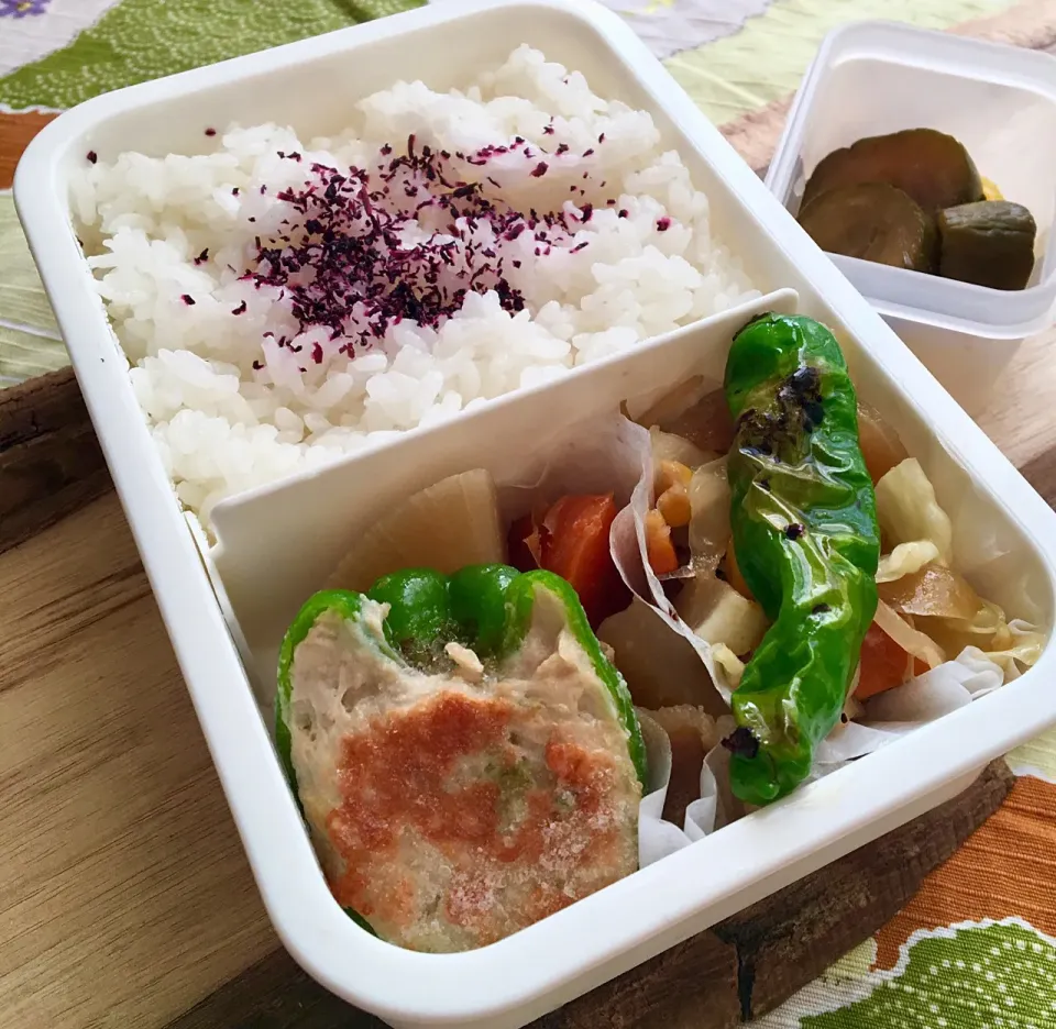 単身赴任の昼ごはん☀️✨
お弁当🍱
ピーマン肉詰め
豚すじ🐷と大根の煮物
野菜炒め 焼き獅子唐
🥒きゅうりのキューちゃん漬
パプリカのマリネ
白飯 ゆかり|ぽんたさん