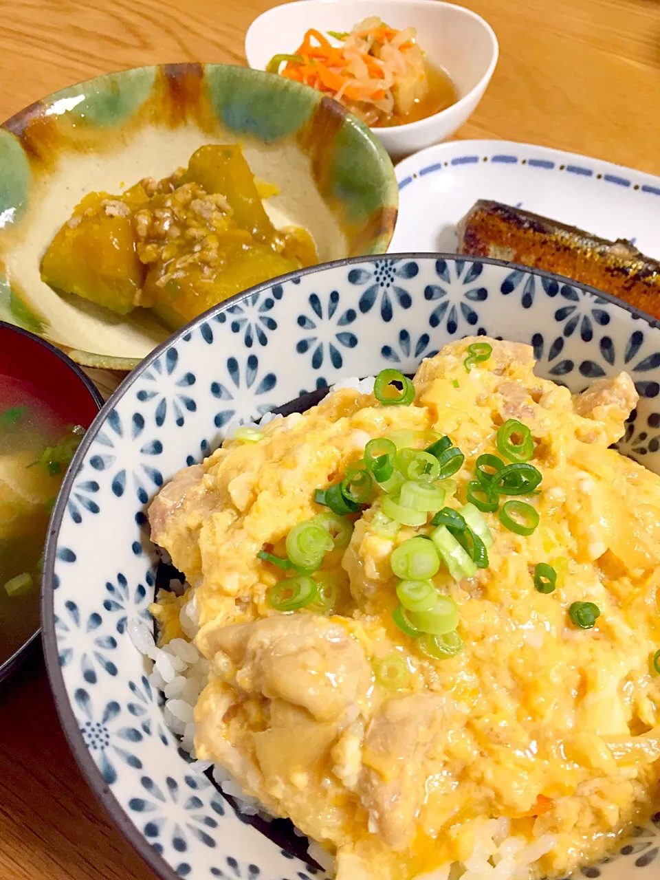 今日の晩御飯〜♡親子丼・かぼちゃのそぼろ煮・厚揚げの南蛮漬け・焼き秋刀魚・お味噌汁〜♪|ちゃこまろんさん