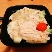 Snapdishの料理写真:しゃぶしゃぶ肉とキャベツのレンジ蒸し|AISHAさん