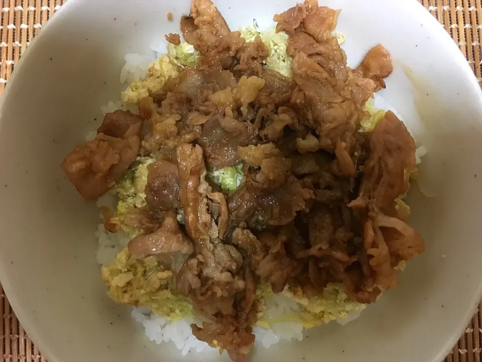 Snapdishの料理写真:豚肉細切れ生姜焼き丼|ばーさんさん