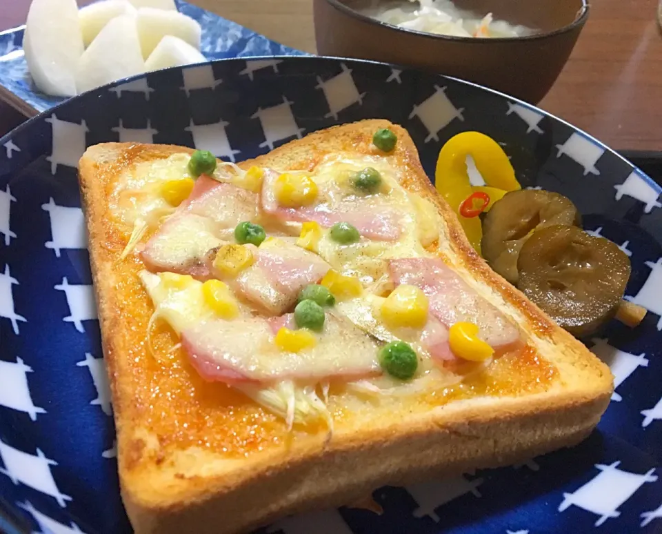 Snapdishの料理写真:単身赴任の朝ごはん☀️🍴
ベーコン🥓と玉ねぎのピザトースト🍕🍞コチュジャンマヨソースで
キャベツともやしのスープ
パプリカのマリネ
🥒きゅうりのキューちゃん漬け
梨|ぽんたさん