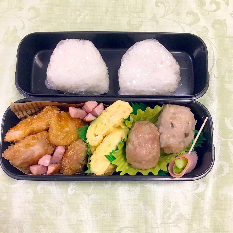 息子のお弁当 鳥の唐揚げ 卵焼き 肉団子 アスパラのハム巻き お花ウィンナー おにぎり|keitakumamaさん