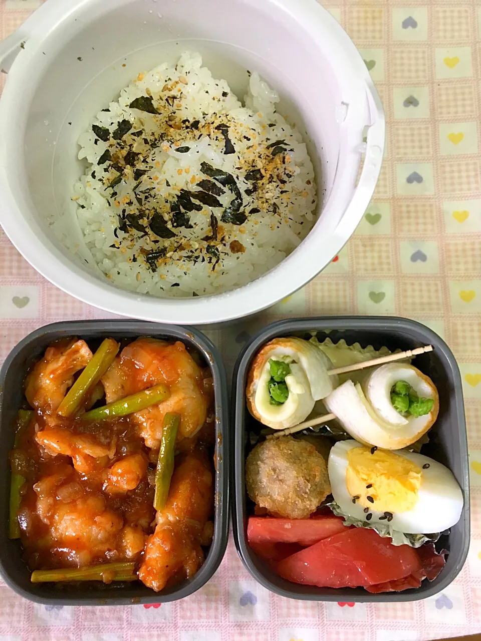 Snapdishの料理写真:9月11日息子弁当 鶏チリ 竹輪チーズアスパラ巻き 蓮根ボール 塩トマト|オリーブさん