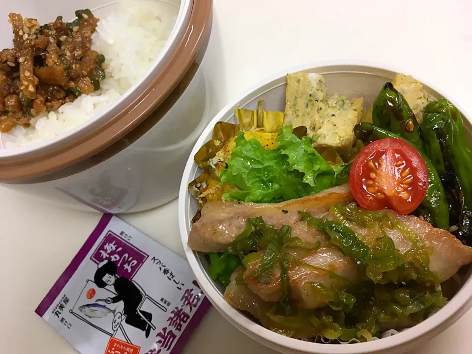 専門1年長男丼弁170911✿
葱塩豚トロ ししとう甘辛 じゃがいものカレーマヨサクサク焼き じゃこ青海苔たまご焼き ゴーヤと豚挽の甘味噌炒め＋ふりかけ|まめりんさん