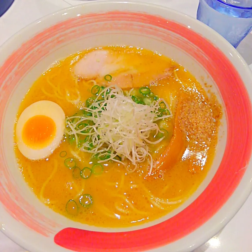 Snapdishの料理写真:たくみラーメン🍜🍥とんこつしょうゆ|うたかた。さん