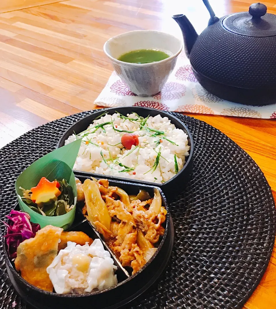 🌿豚と長ねぎとしめじとピーマンの黒酢炒め
🌿焼売
🌿桜えびと野菜揚げの白だし煮
🌿えのきとツルムラサキの柚子胡椒ポン酢
🌿紫キャベツナムル
🌿押し麦入りご飯の芽ネギと五色あられ乗せ|Ayako Sakakibaraさん