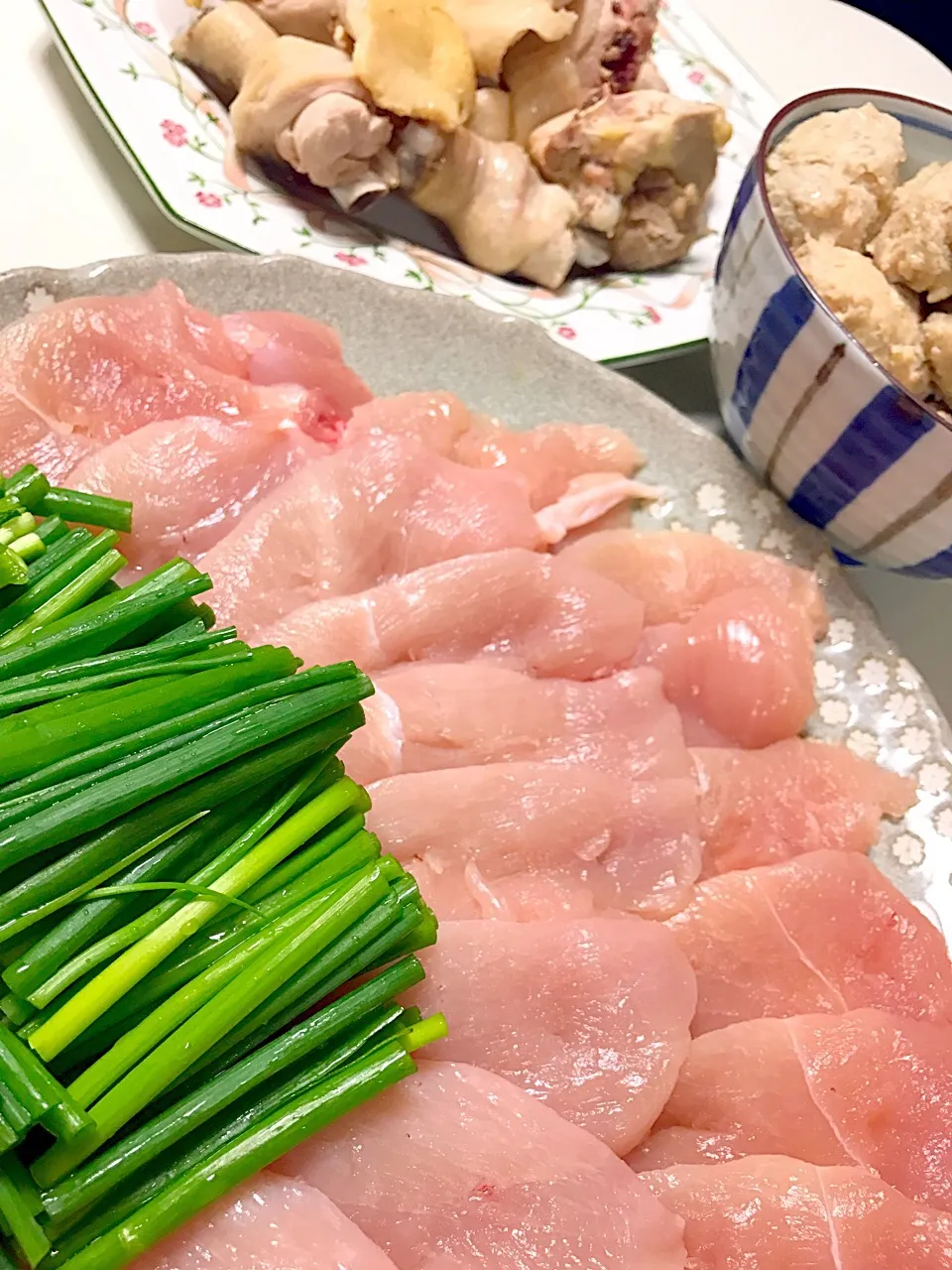 我が家の鶏鍋は鶏むねのしゃぶしゃぶをネギを包んで🍲骨付鳥と軟骨入りミンチも一緒に😋|HALさん