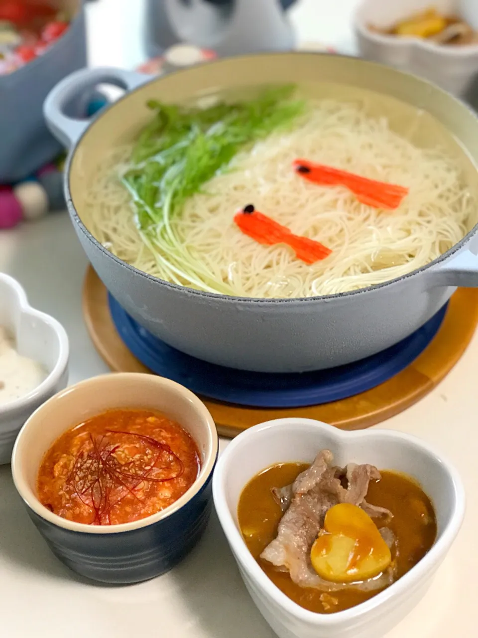 Snapdishの料理写真:そうめんに胡麻だれ、トマト坦々スープ、カレー味三種で違う味を楽しめるタレにしてみました。トマト坦々とカレーはは作り置きしたものを使いました✨👍✨|☆ゆきるん☆さん