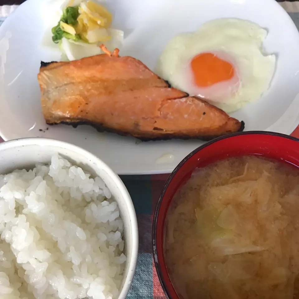 Snapdishの料理写真:塩鮭、目玉焼き、お新香、キャベツのお味噌汁|純さん