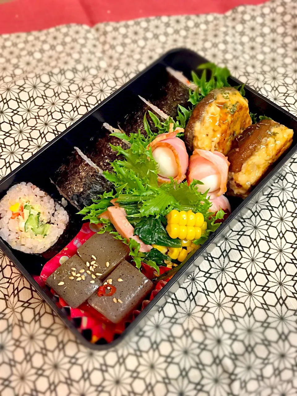 息子君弁当🎶
雑穀米サラダ巻き
椎茸つくね
うずらベーコン
小松菜コーンハムバターソテー
ピリ辛こんにゃく|BooBooさん