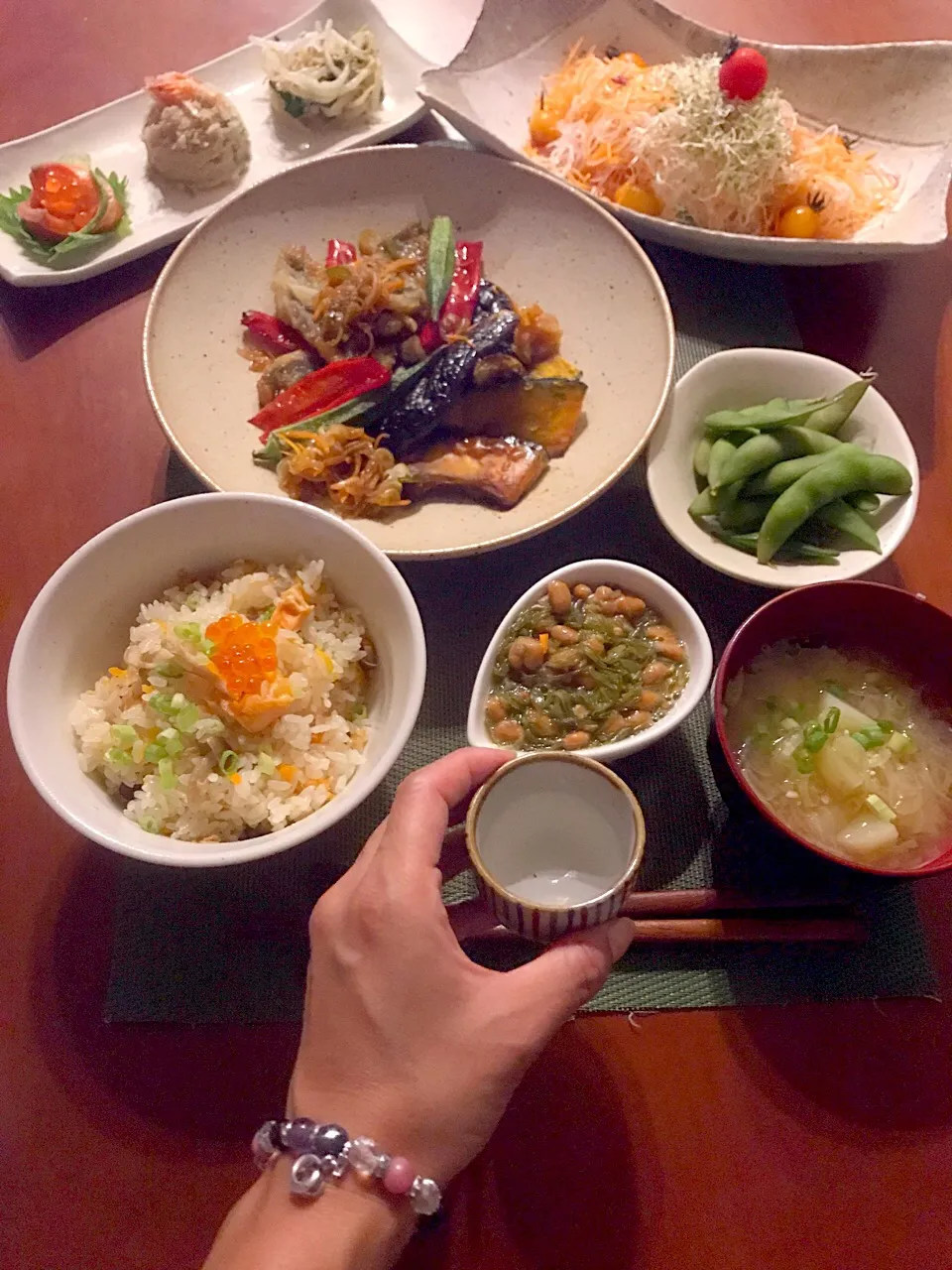 Today's Dinner🍴前菜･枝豆･さっぱりｻﾗﾀﾞ･鯵とお野菜の南蛮漬け･鮭ときのこの炊き込みご飯･めかぶ納豆･じゃがいもと玉ねぎのお味噌汁|🌈Ami🍻さん