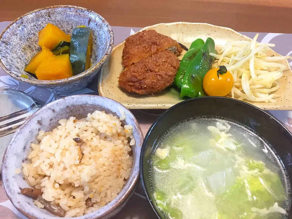 Snapdishの料理写真:晩御飯、メンチカツ甘辛タレ漬け、もやしはちみつレモンマスタード和え、ピーマン、プチトマト、炊き込みご飯、白菜のかき玉汁、かぼちゃ煮付け|かよちゃんさん