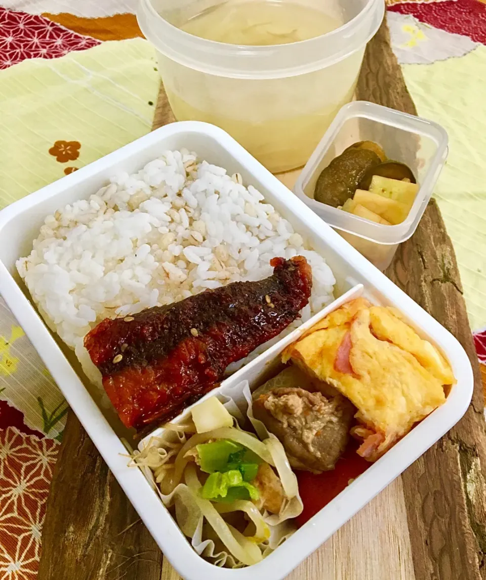 単身赴任の昼ごはん☀️
お弁当🍱
さんまのみりん干し
ベーコン🥓入り卵焼き🥚
豚すじ🐷と大根の煮物
もやしと揚げの煮浸し
きゅうりのキューちゃん漬け🥒
大根の皮のピリ辛漬け
キャベツともやしのスープ
白飯🍚|ぽんたさん