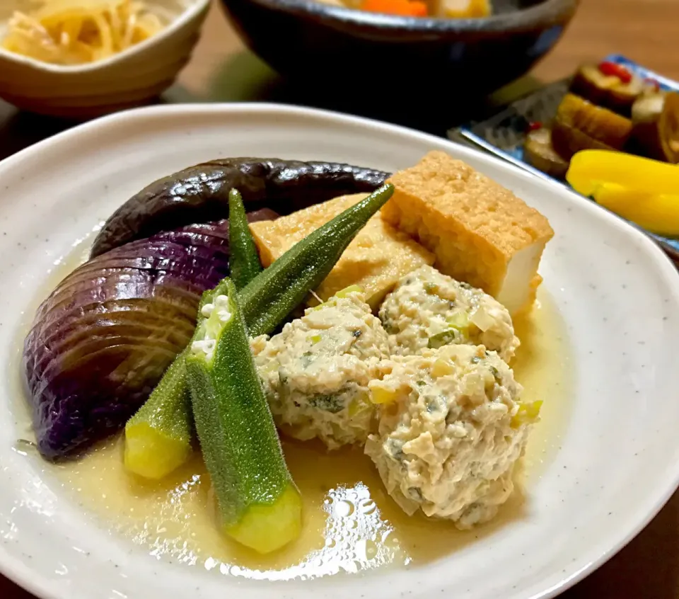 Snapdishの料理写真:晩ごはん  おちゃわんさんの黒胡椒つくねで、去り行く夏を想う炊き合わせ)Oo｡.（´-`）|砂雪さん