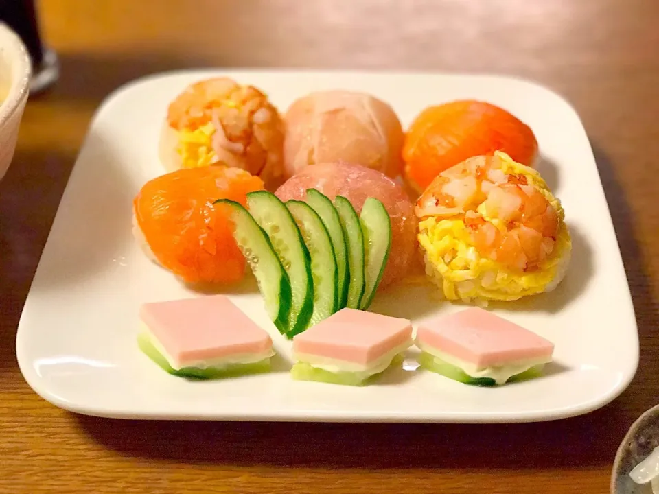 ひな祭りに手まり寿司ときゅうりとハムチーズのひし餅風|きょうちゃんさん