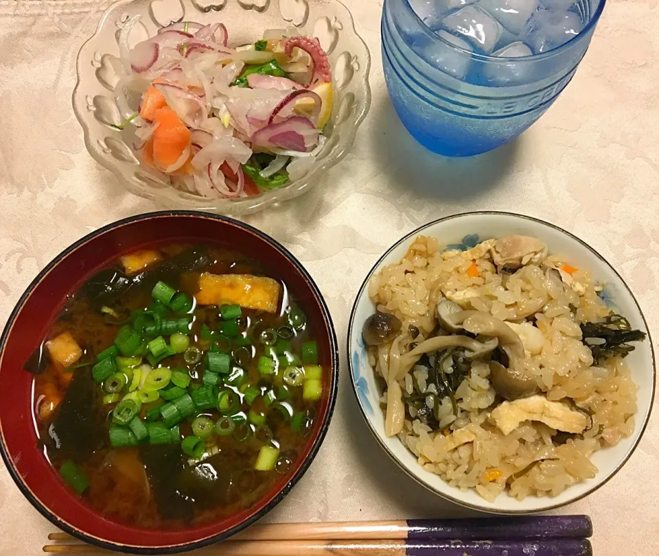 鶏肉とキノコ（しいたけ&シメジ）と人参、油揚げ、すき昆布 具沢山炊き込みご飯💕 赤出汁（玉ねぎ、ワカメ、油揚げ） サーモンマリネ&タコマリネ（購入品）|Junko Tominagaさん