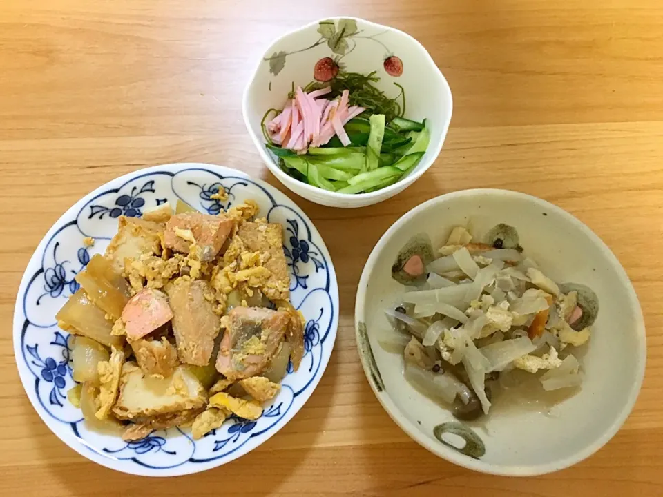 Snapdishの料理写真:鮭と厚揚げの卵炒め、大根とキノコの煮浸し、酢の物|ほなさん