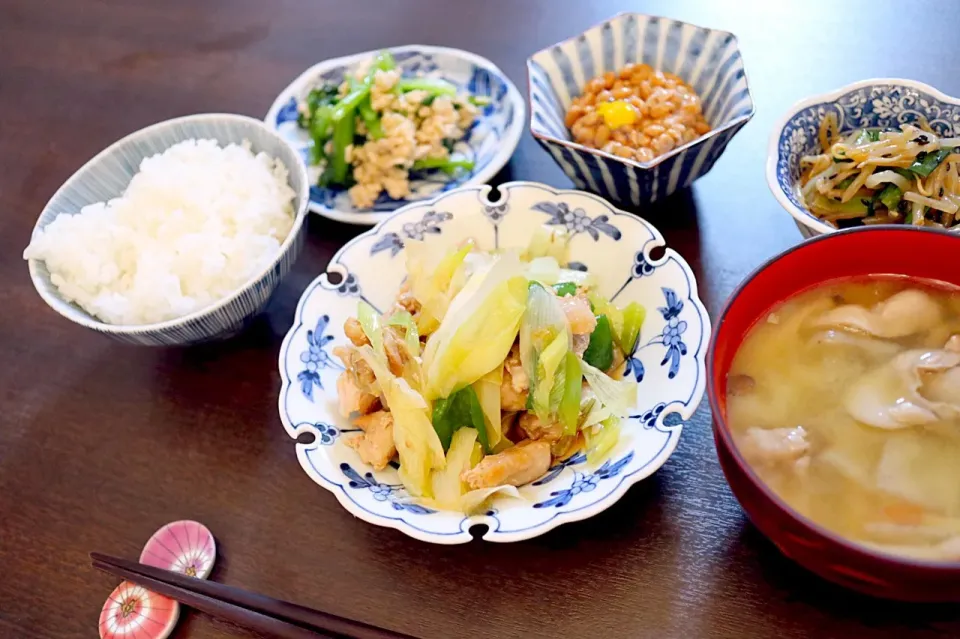 鶏肉のオイスターソース炒め   
小松菜のそぼろあんかけ   
納豆   
もやしとニラのナムル   
豚汁|NAKATAさん