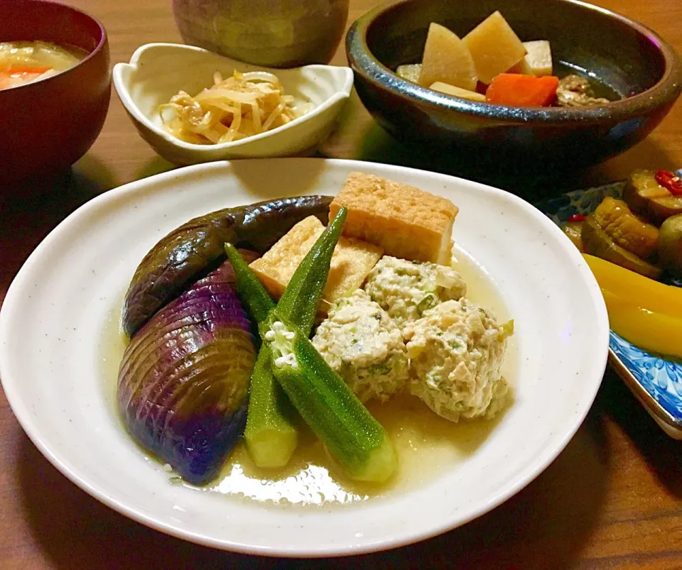 晩ごはん🌌🎑
黒胡椒つくねと夏野菜、厚揚げの炊き合わせ
豚すじ🐷と大根の煮物
もやしと揚げの煮浸し
野菜たっぷり味噌汁
自家製きゅうりのキューちゃん漬け🥒
大根の皮のピリ辛漬け
パプリカのマリネ
もち麦ご飯🍚
#きゅうりのキューちゃん#大根の皮|ぽんたさん