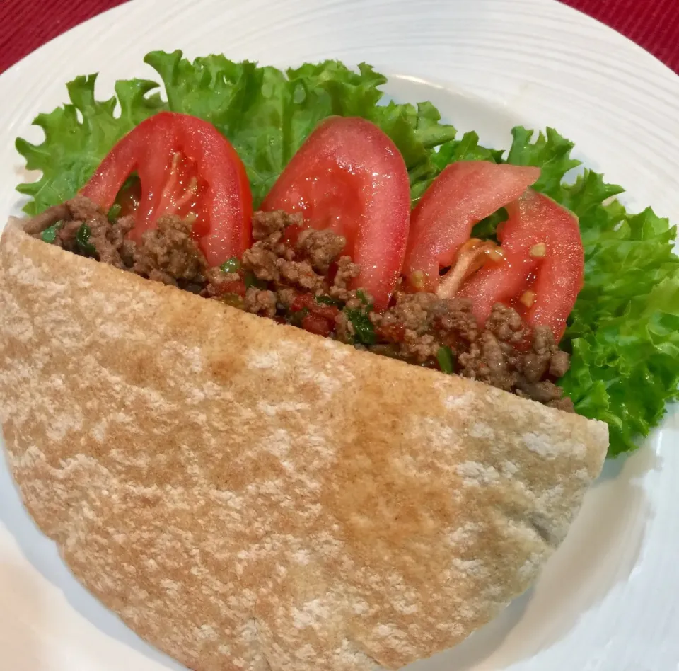 Craving of Salad 🥗? Why not try this yummy and delicious ground meat salad filler assembled inside whole wheat bread pocket. ( i know, this is not your typical |Alma's Home Kitchenさん