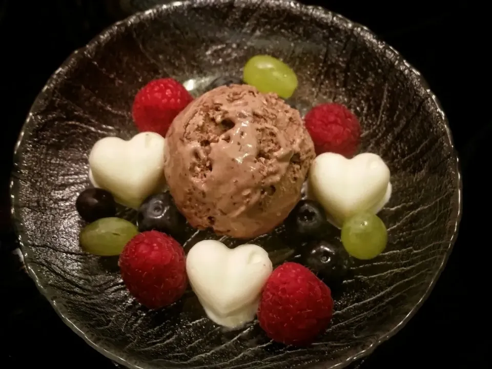 Evening delights of a swiss woman 💖😍 selfmade chocolat ice cream with frozen joghurt and fruits|Najeskaさん