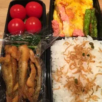 本日のビニ弁。釣ったハゼの唐揚げと明太チーズオムレツほか。ランチが楽しみなり。|棟居 微貳さん