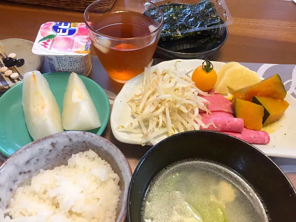 Snapdishの料理写真:朝ごはん
ハム、かぼちゃ煮付け、もやし胡麻油炒め、プチトマト、たくあん、白菜かき玉汁、白米、韓国海苔、梨、桃ヨーグルト|かよちゃんさん