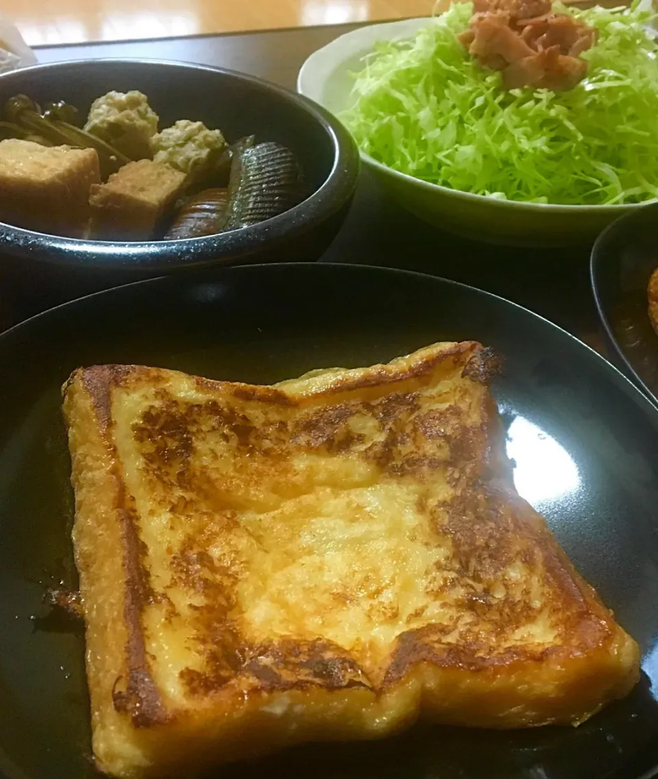 朝ごはん🌅☀️
カルモの食パンでフレンチトースト🍞🥚🥛
千切りキャベツに温かいベーコンドレッシング
黒胡椒つくねと夏野菜の炊き合わせ
野菜たっぷり味噌汁
カフェ☕️オレ🥛
#安曇野カルモ#フレンチトースト#千切りキャベツ|ぽんたさん