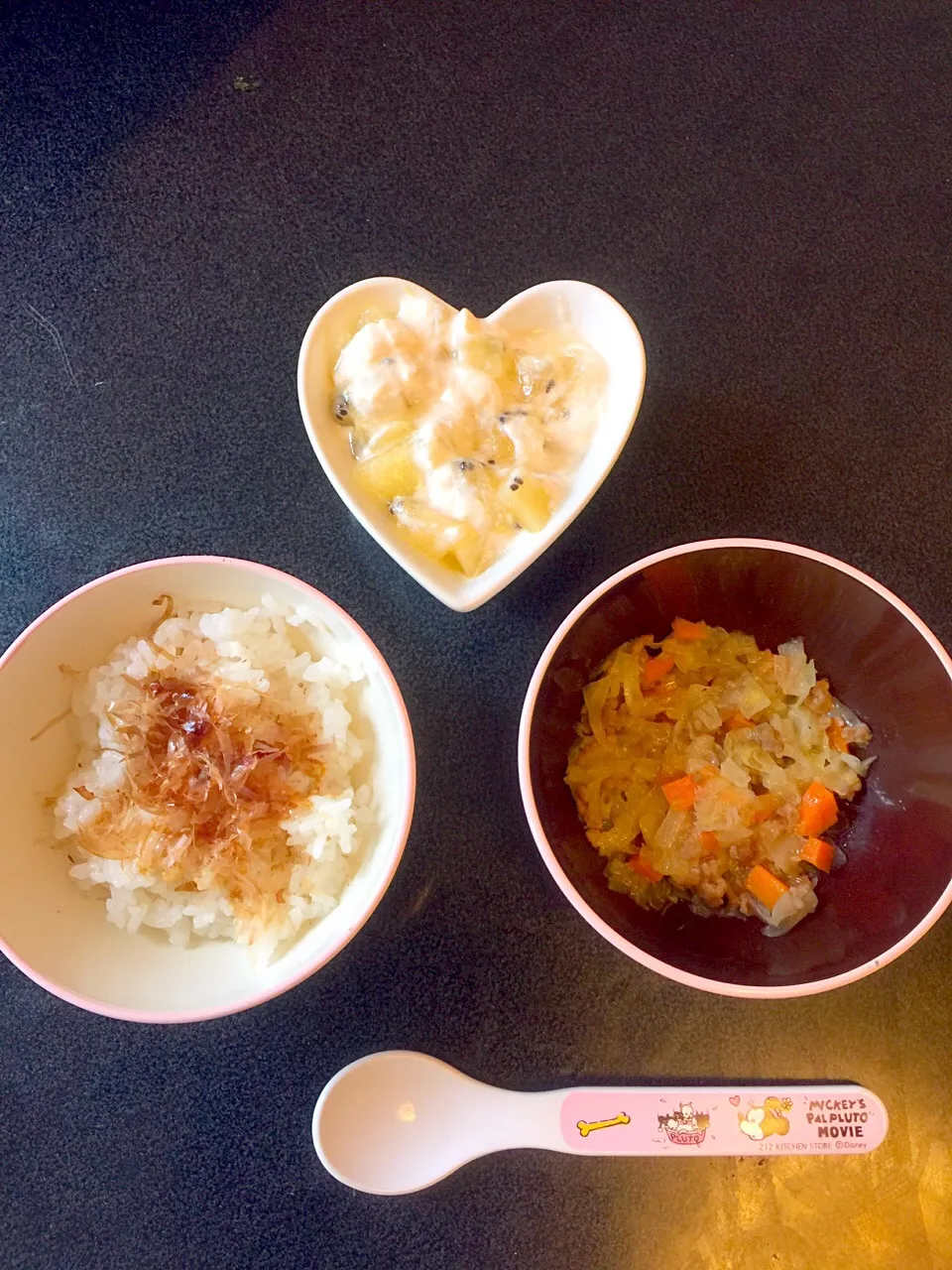 離乳食 朝
・おかかごはん
・肉野菜炒め
・キウイ豆乳グルト|ぺろたんさん