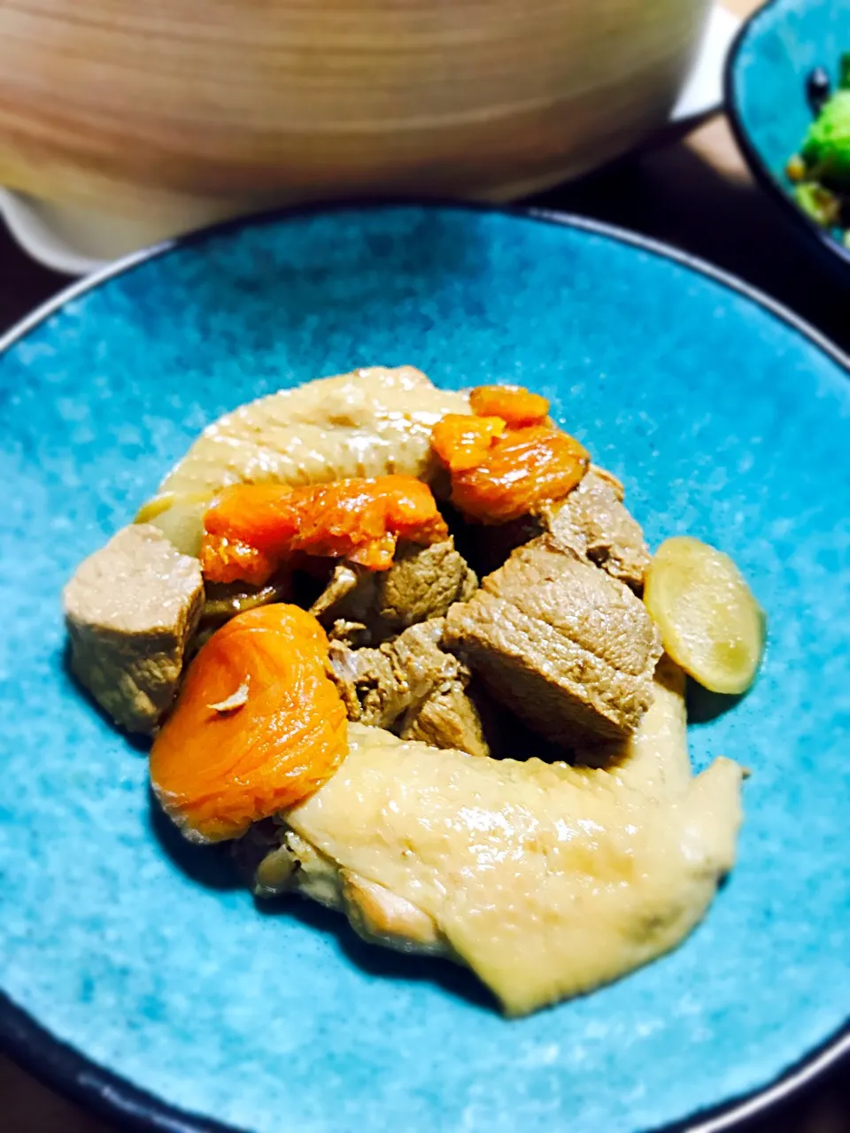 Snapdishの料理写真:東坡肉湯
豚肩ロースと手羽先を干し杏と紹興酒で煮込みました|長谷川裕子さん