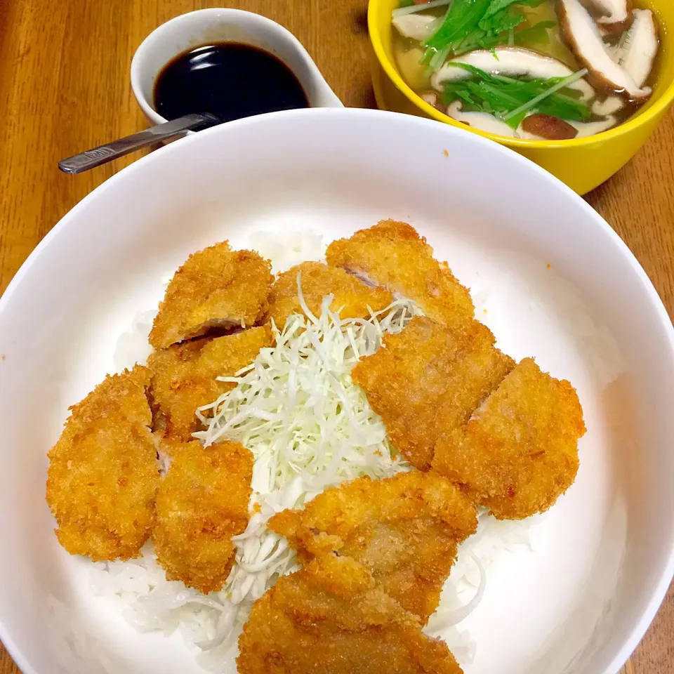 #昼ごはん 
ソースヒレカツ丼
キノコと水菜のすまし汁|もこうさぎさん