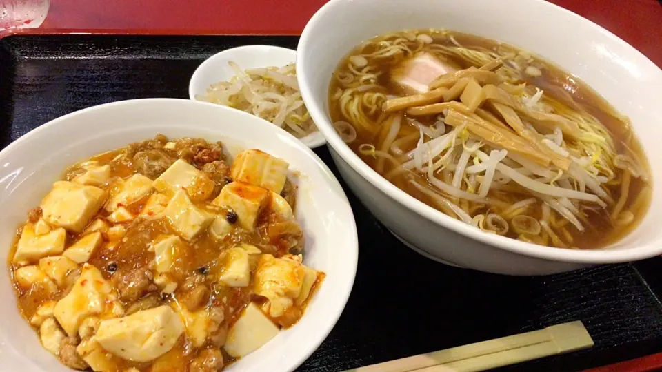 ラーメンと麻婆豆腐丼を頂きました。|momongatomoさん