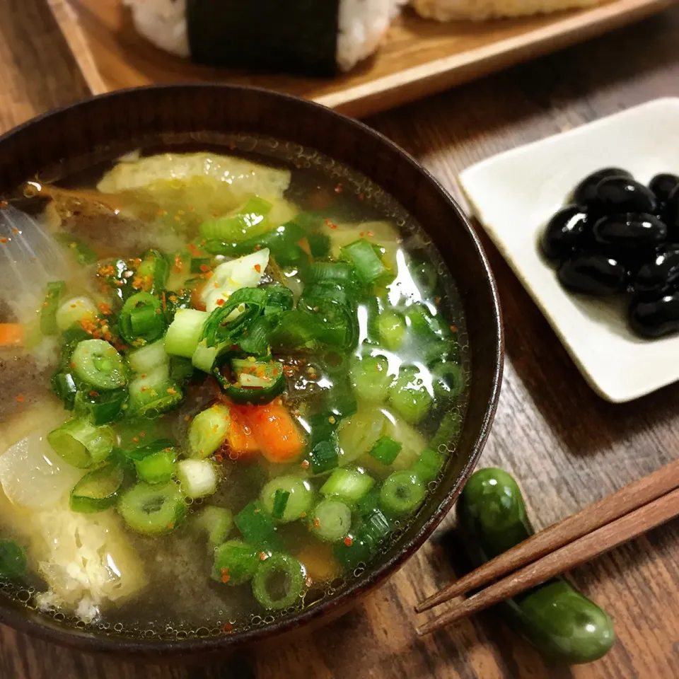 Snapdishの料理写真:端っこ野菜と氷こんにゃくのお味噌汁|はるなさん