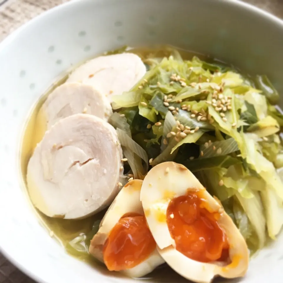 野菜モリモリ！自家製鶏ハム&煮卵のせ♡和風だしのノンオイル醤油ラーメン

#古川家ごはん #古川家 #料理研究一家 #手作り #青森県産 #ラーメン #ramen #chicken|料理研究一家「古川家」さん