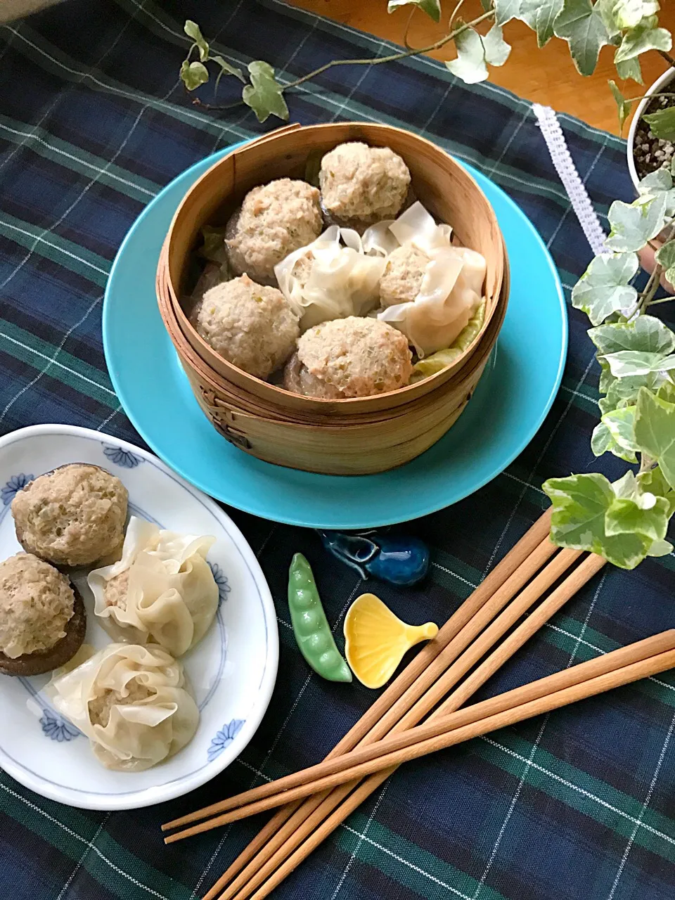 🍄🍁見かけはアレだが やっぱり お家で 出来立てシュウマイは旨い😋 今日は椎茸シュウマイとノーマルなシュウマイ🍄|Hollyさん