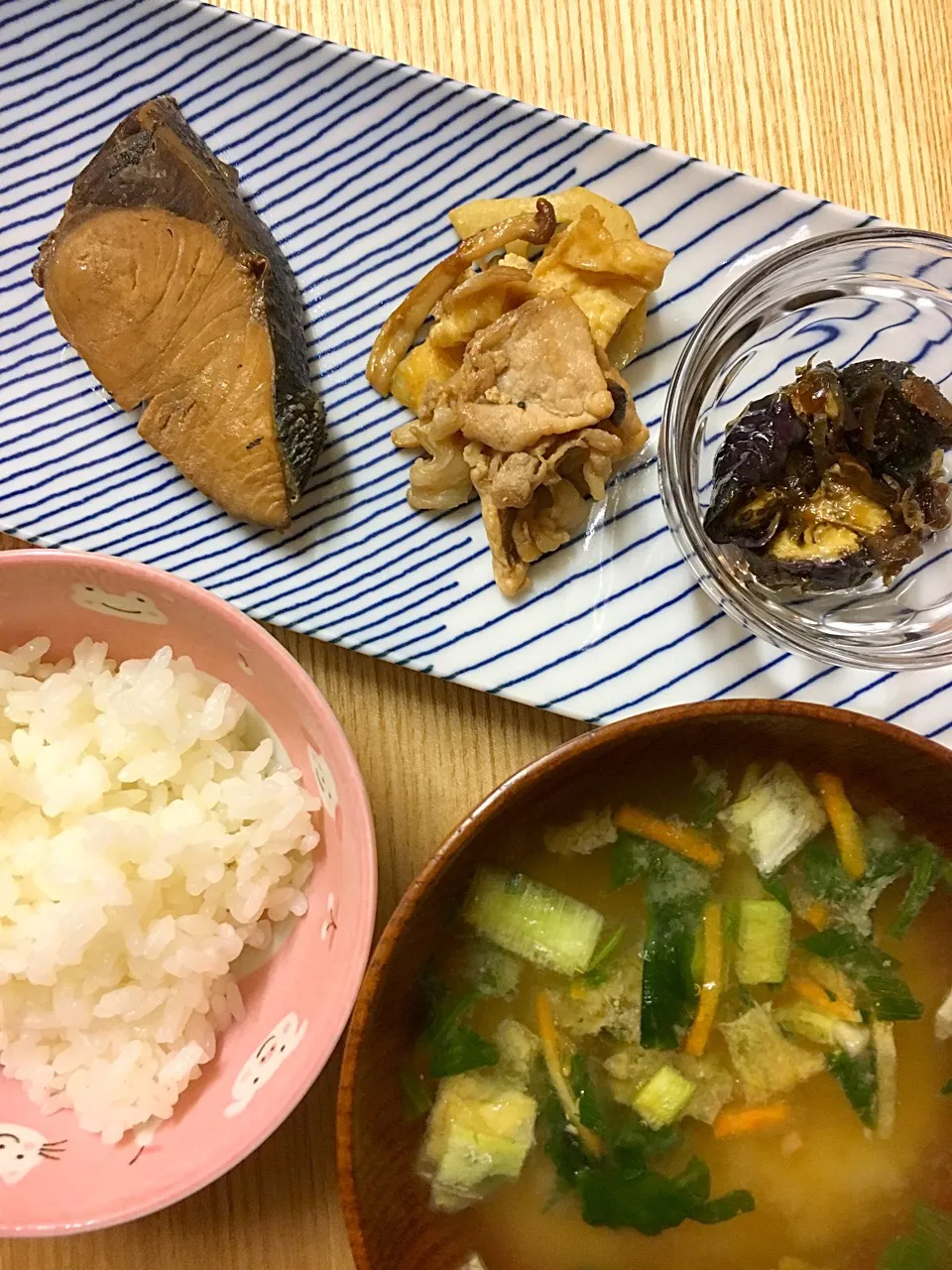 #ムスメご飯 

ぶりの味噌煮、豚肉とレンコンのポン酢炒め、茄子のレンチン浸し、みそ汁、ご飯。|mossan＠OSAKAさん