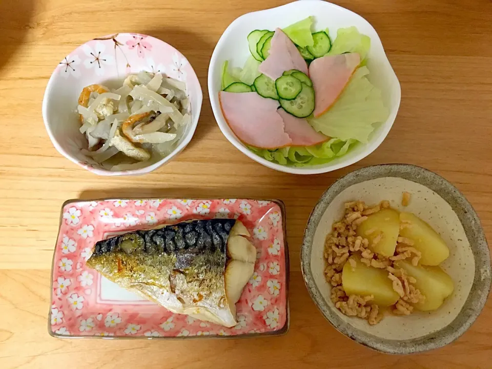 Snapdishの料理写真:鯖の塩焼き、そぼろ煮、ハムサラダ、大根の煮浸し|ほなさん