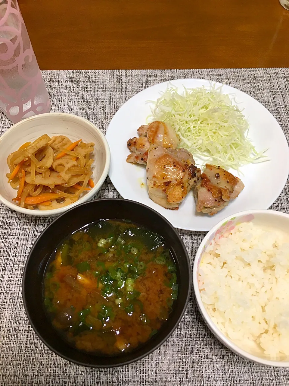 鶏肉のレモンペッパー焼き、レンコンきんぴらに生マロニー入り、赤だし|kumi♡さん