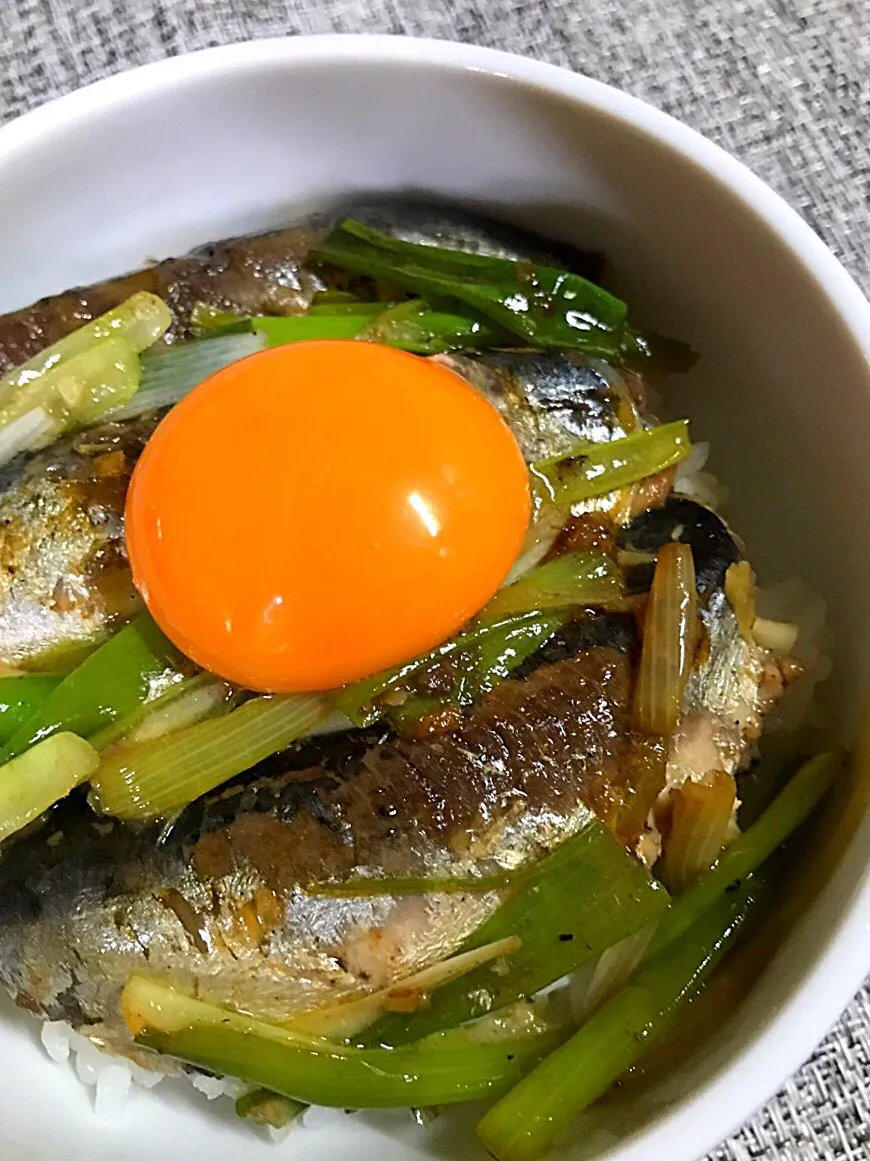 は〆さんの料理 男殺しのオイルサーディン丼🐟
幸か不幸か旦那は生きとります👍😂|あまねこ🌿さん