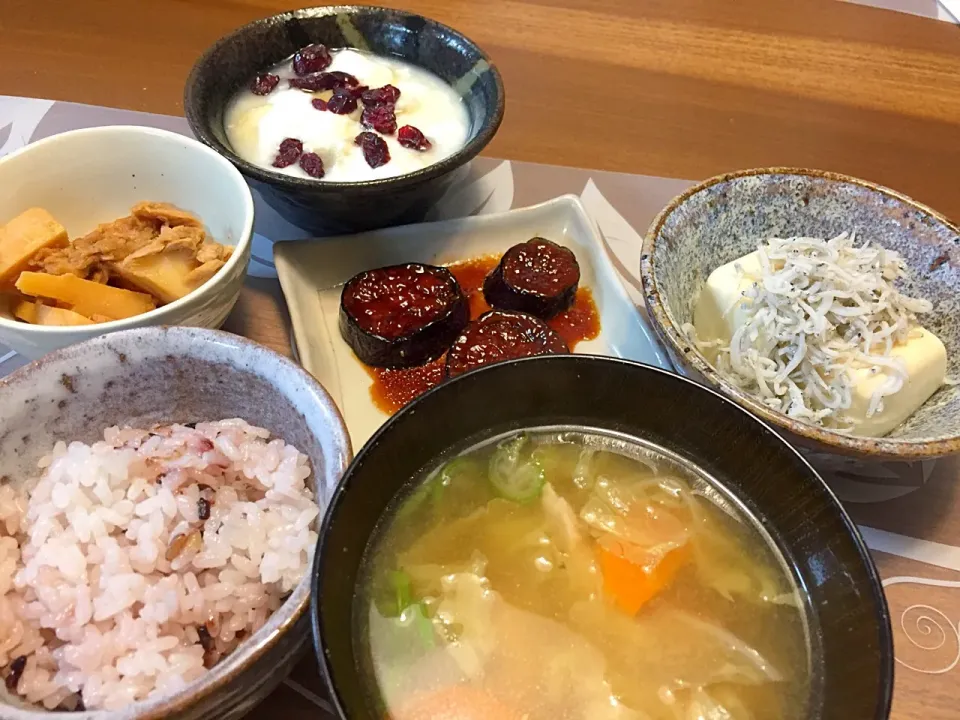 Snapdishの料理写真:晩御飯
豆腐しらす乗せ、ナス甘味噌、筍とシーチキンの旨煮、豚汁、十穀米、バナナクランベリーヨーグルト|かよちゃんさん