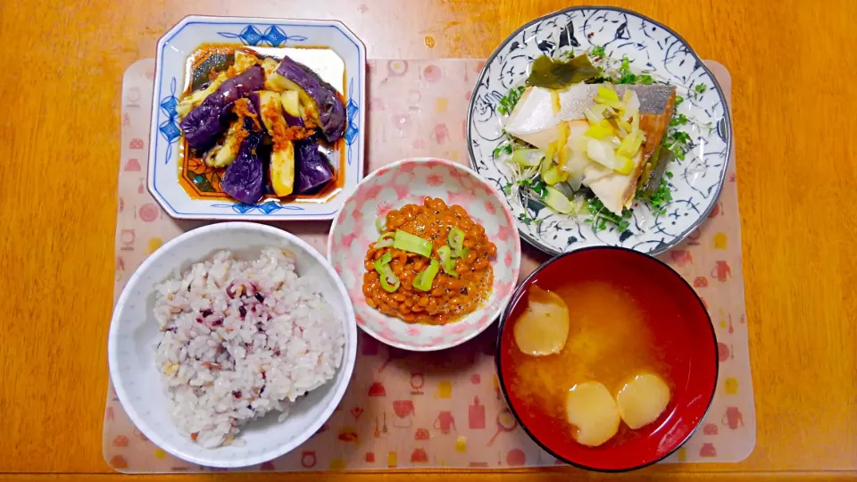 Snapdishの料理写真:８月３0日　鰤の旨塩煮　納豆　茄子の香味和え　お麩のお味噌汁|いもこ。さん